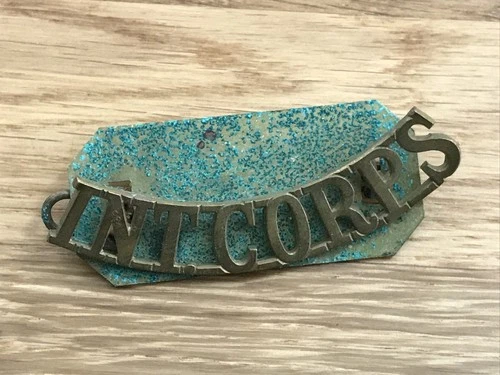 smart looking original WW1 WW2 era intelligence corps shoulder title badge