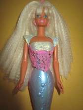 B2152) BLONDE MEERJUNGFRAU BARBIE MATTEL KRONE+OHRRINGE+OBERTEIL+FESTE FLOSSE