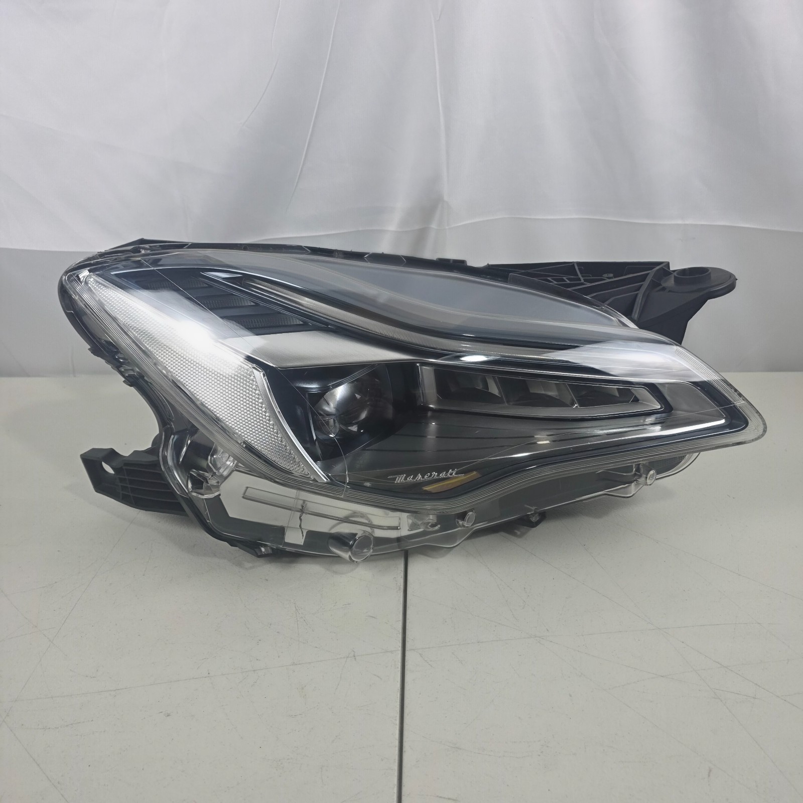 Maserati Quattroporte Right Headlight P/N 670100614