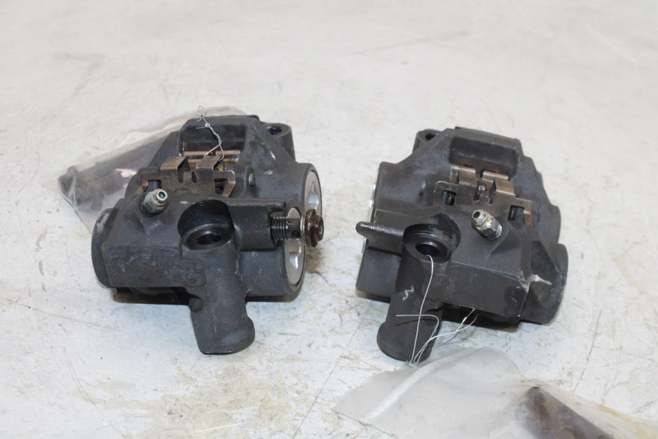 06-15 JUEGO DE PINZAS DE FRENO DELANTERAS DERECHA IZQUIERDA YAMAHA YZF R6 OEM PAR Foto 3 de 4