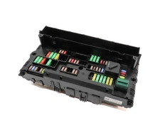 17 BMW X3 (F25) 2.0L (N20) ENGINE FRONT POWER DISTRIBUTION FUSE RELAY BOX PANEL