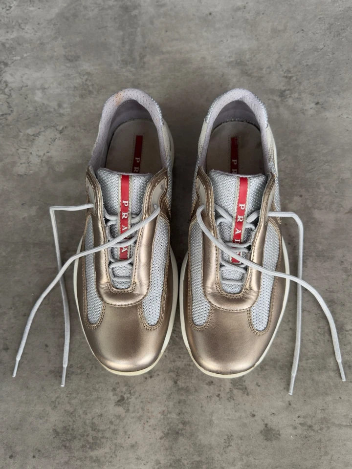 AUTÉNTICAS Zapatillas bajas Prada America’s Cup ‘Dorado Plata’ para mujer US6,5 Foto 3 de 4