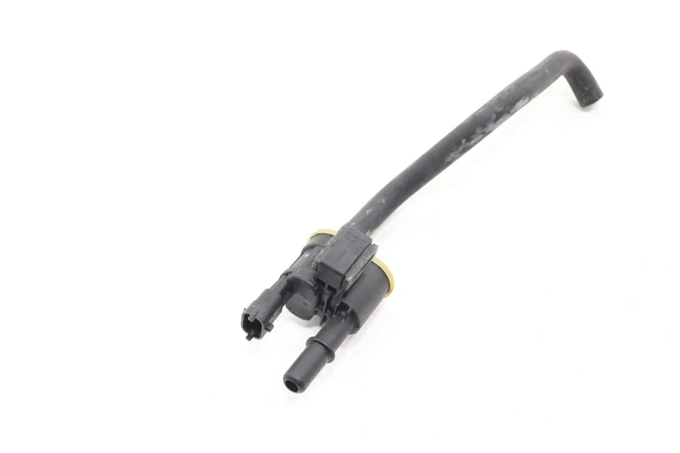 Válvula de purga de vapor evaporador Chrysler Pacifica 2017-2025 con manguera OEM 04627694AB Foto 2 de 4