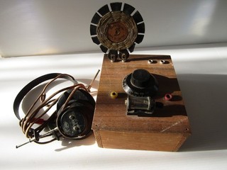 VINTAGE CRYSTAL RADIO SET