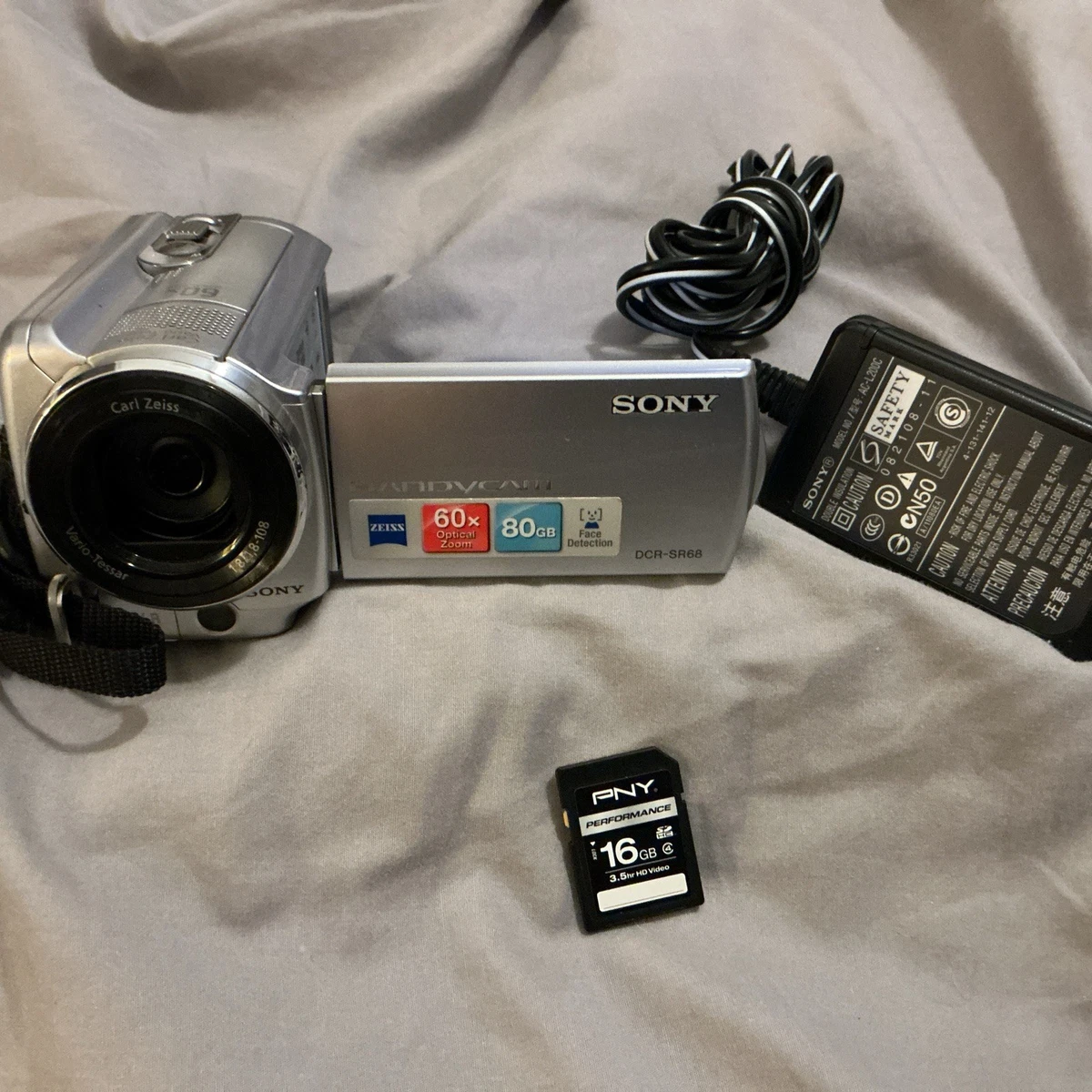 Видеокамеры серебряные Sony Handycam для внутреннего и съемного
