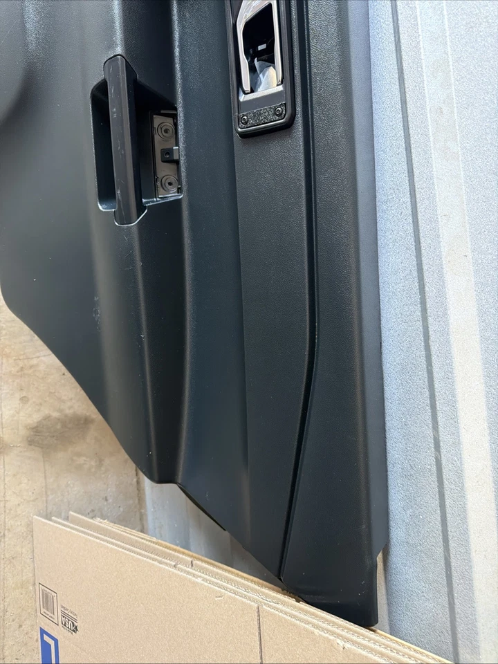 FORD EXPLORER INTERCEPTOR 25 2025 PANEL MOLDURA PUERTA TRASERA NEGRO PASAJERO DERECHO Foto 4 de 4