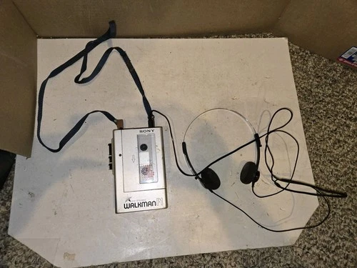 Vintage 1981 1982 Sony Walkman F1 Stereo Cassette Player,Radio,Strap,Earphones
