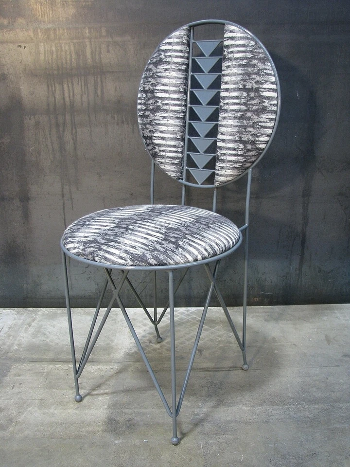 Mesa y 4 sillas Frank Lloyd Wright Midway de acero gris esmaltado de Cassina Foto 3 de 4