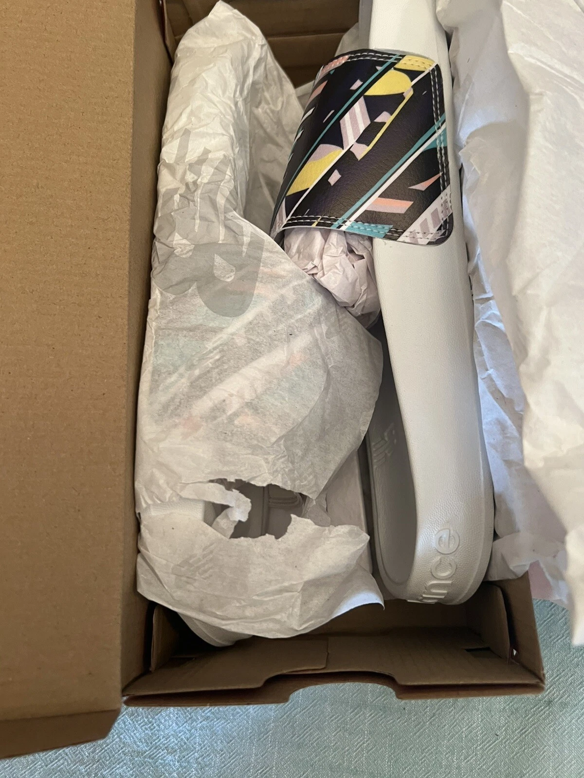 Sandali donna New Balance Slide taglia 13 bianchi floreali nuovi con scatola nuovi con scatola