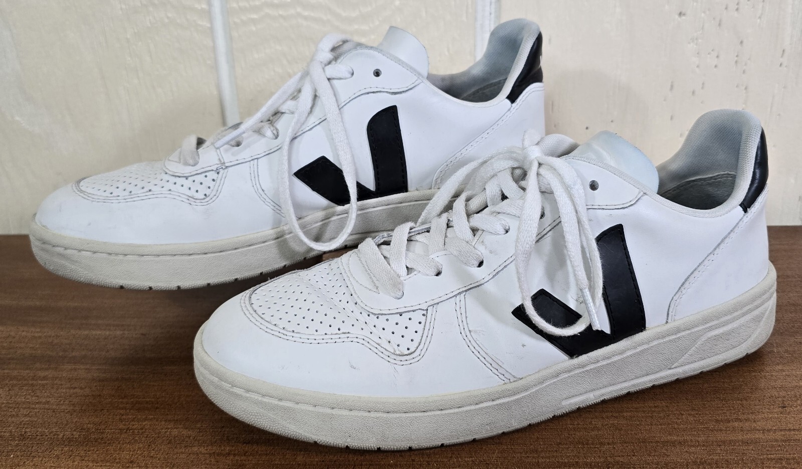 Veja V-10 Unisex Sneakers White Leather Lace-Up US Men 9 Women 11