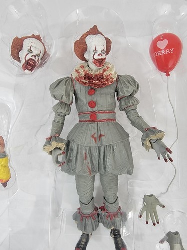 2018 NECA IT Ultimate 7" Pennywise Gamestop Exclusive Bloody Edition Lenticular - Picture 5 of 9