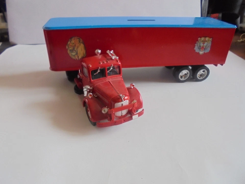 Camion Mack Corgi aux couleurs du cirque chipperfields - Photo 2/4