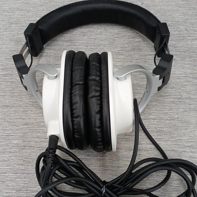 Yamaha HPH-MT5 Studiomonitor Kopfhörer schwarz - leicht geschlossen Pro Audio