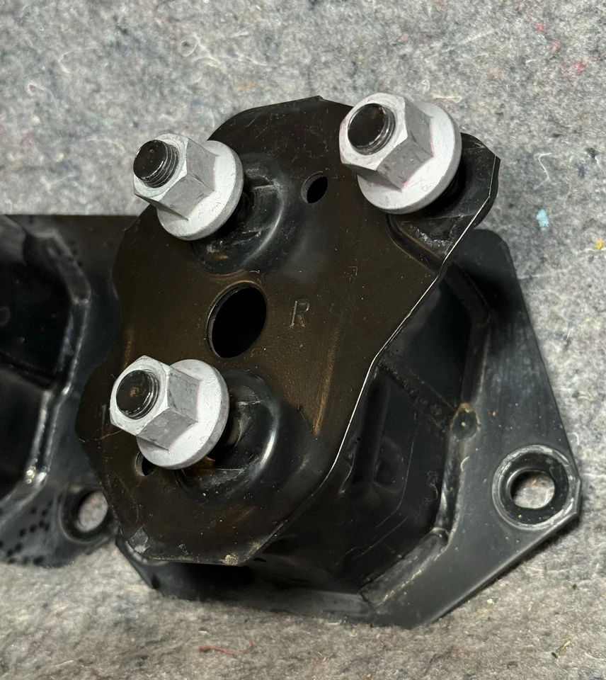 Soportes de barra de soporte de parachoques delantero derecho derecho genuino OEM para Lexus LX570 2008-2021 Foto 3 de 4