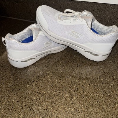 Skechers Women's Go Walk Arch Fit-Motion Breeze White/Silver Display Model