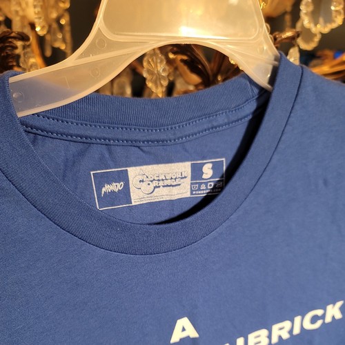 Camiseta A Stanley Kubrick Production Logo Naranja Mecánico - Azul Pequeño Mondo - Imagen 5 de 7