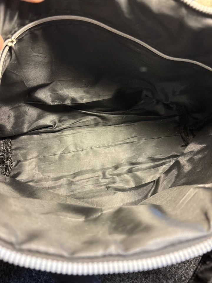 Bolsa AIMEE KESTENBERG prata logotipo hardware acolchoada náilon com zíper média preta - Imagem 4 de 4