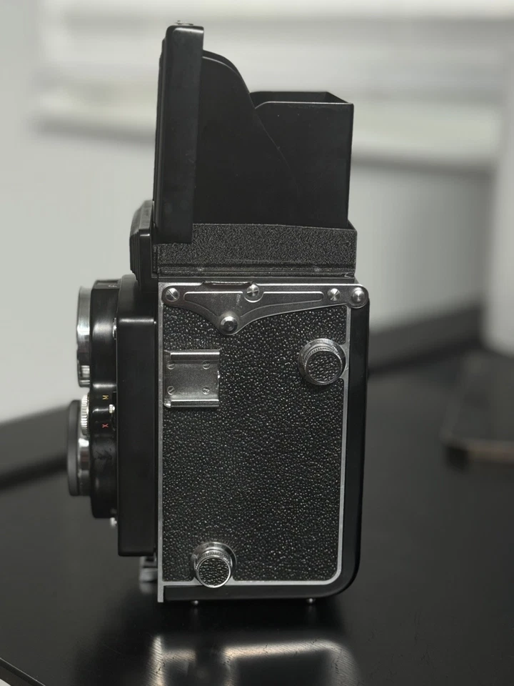 Cámara fotográfica Yashica-D TLR 80 mm 1:3,5 lente Yashinon usada negra.    Foto 4 de 4