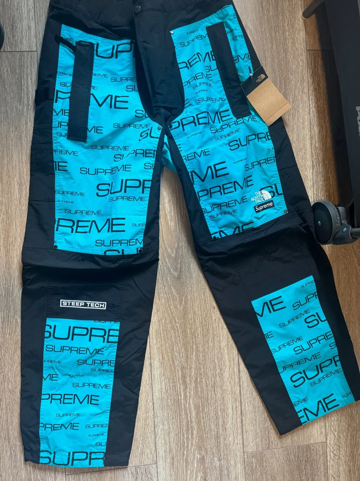 Pantalon technologique raide Supreme x The North Face flambant neuf FW21   NOIR/BLEU taille S