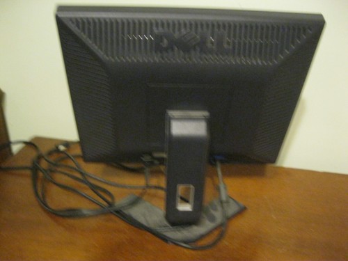 Dell 17" 60 Hz LCD Monitor 5 ms 1280 x 1024 D-Sub Active Matrix Model E176FPf - Picture 2 of 3