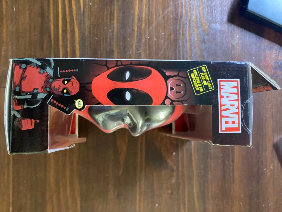 Máscara Deadpool con luz 3D Marvel decoración de pared luz nocturna LED funciona calcomanía Foto 3 de 4