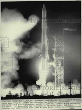 1970 Press Photo Atlas Centaur rocket roars away from the launch pad - cvw18216