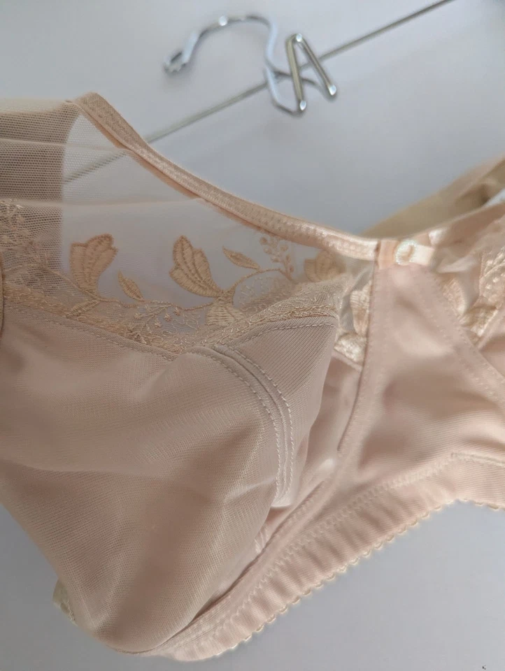 LA Isla Minimizer 胸罩 34c 米色花边刺绣无线宽肩带新品  — 第 3/4 张图片