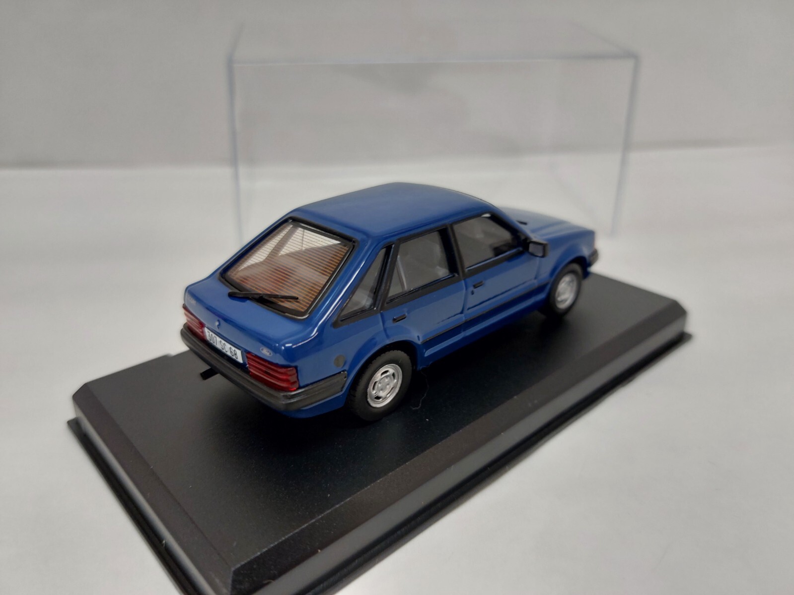 Modèle Réduit Ford Escort GL 5P 1982 Bleu Foncé - Collection Auto Plus - État Neuf