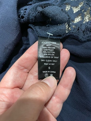 Astr The Label Größe S marineblau geknöpft mit Spitzendetails und Ärmeln - Bild 6 von 7