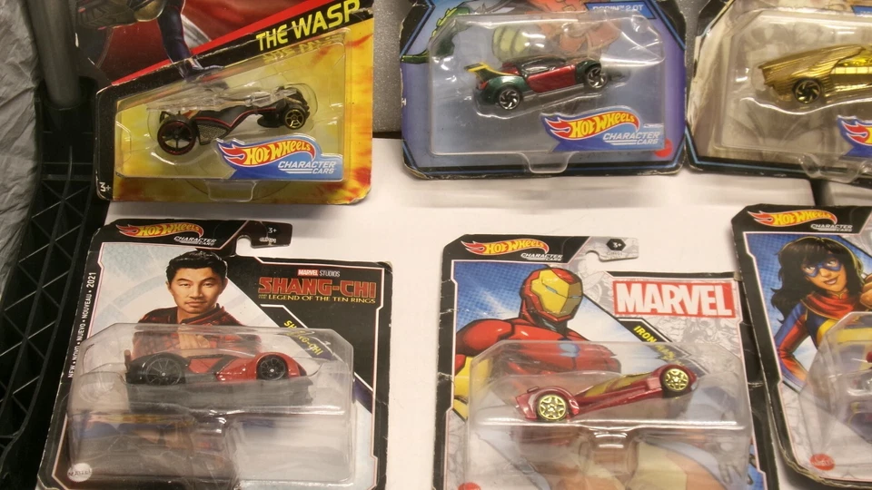 LOTE de 15 coches y camiones Hot Wheels DC/Marvel Batman, Superman Foto 2 de 4