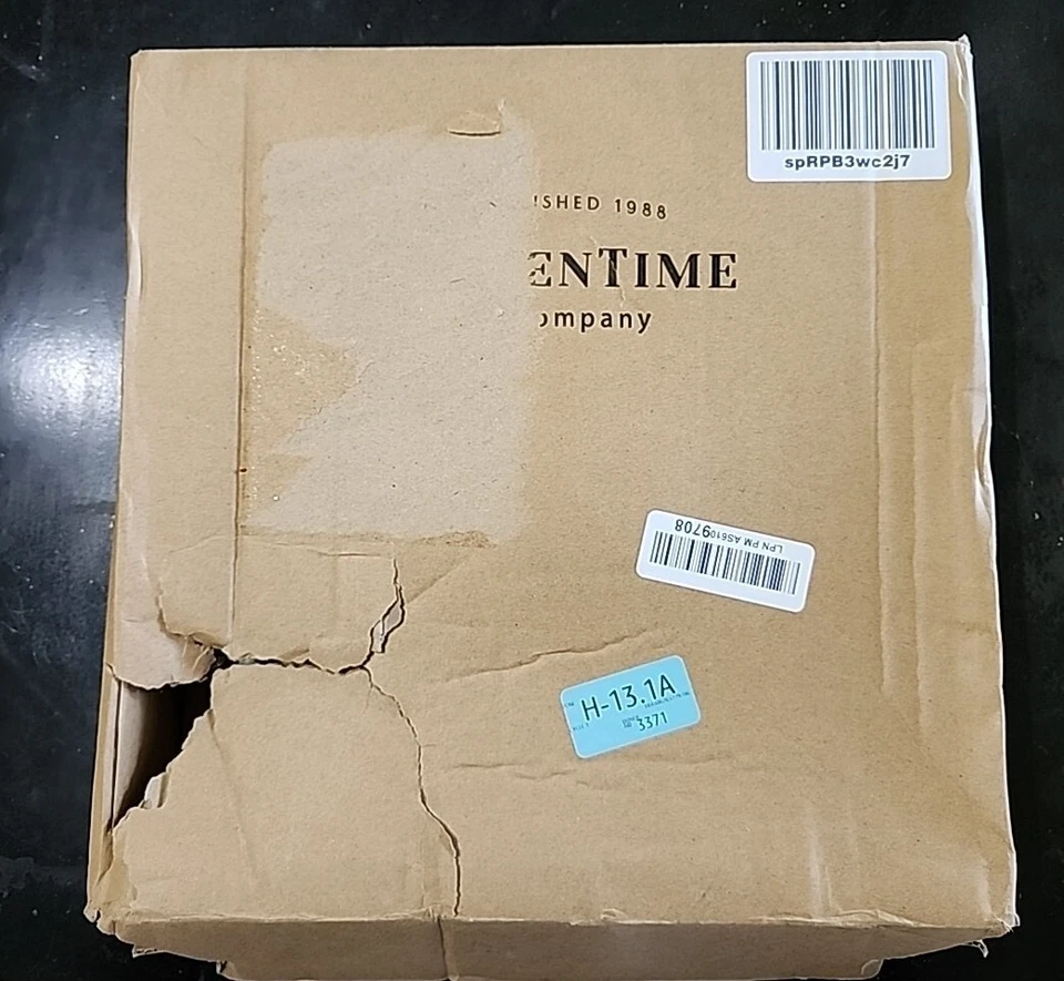 Reloj Present Time 12" con borde azul. Ligero rasguño en la cara, apenas notable. Foto 3 de 4