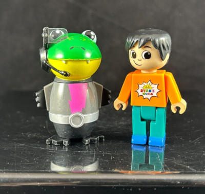 RYAN'S WORLD ORANGE SHIRT & GUS GATOR SPACE RTR 2.5'' LOOSE ACTION FIGURE LOT
