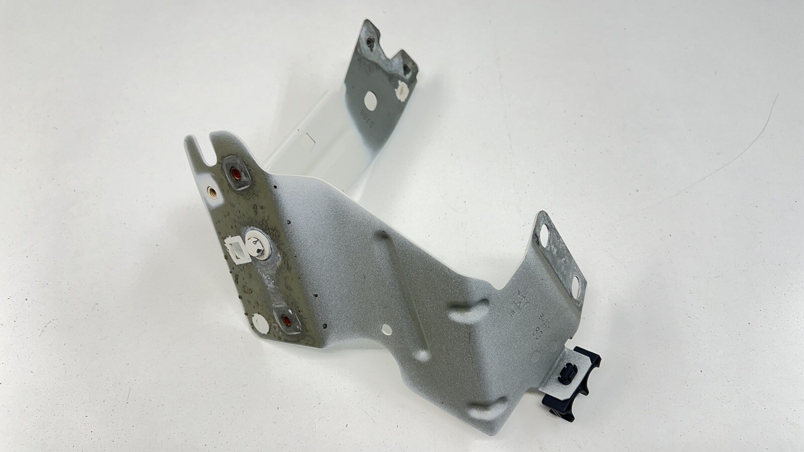 14-23 MASERATI GHIBLI DRIVER LEFT FRONT FENDER BRACKET SUPPORT MOUNT OEM