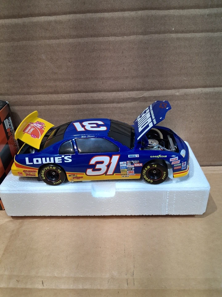 Chevrolet Monte Carlo 1997 Acción 1/24 Mike Skinner #31 Lowe's 1 de 3.500 Foto 4 de 4
