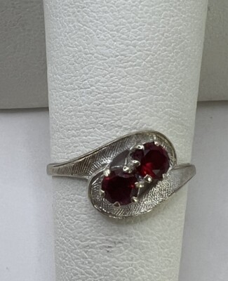 Ring 10K Weißgold zwei Steine roter Rubin Größe 7 strukturiert Bypass Stil 1,7 Gramm