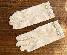 Vintage White Wrist-Length Formal Gloves With Scalloped Trim
