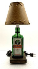 Mini Botella Jagermeister LÁMPARA DE MESA Barra Luz de Acento con Base de Madera Pantalla y Bombilla
