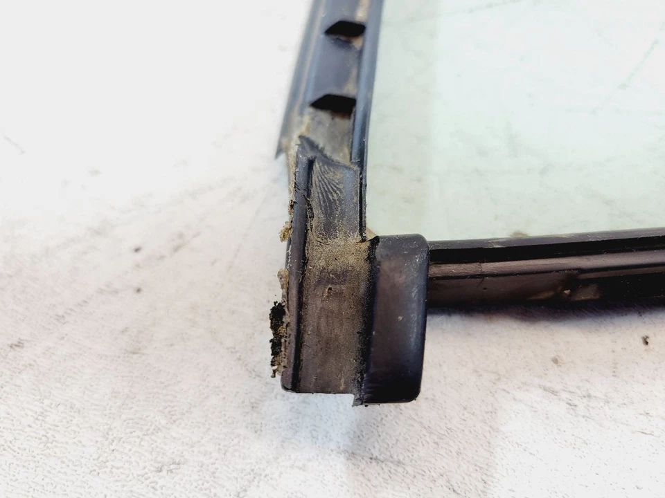 MAZDA 3 2004 2005 2006 2007 2008 2009 PUERTA TRASERA DERECHA VENTILACIÓN CRISTAL BN8V72661A Foto 4 de 4