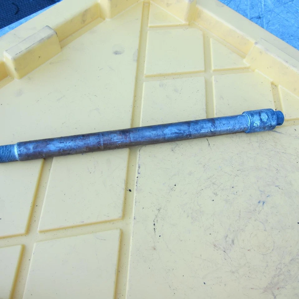 Honda Shadow 700 VT700C 1987 OEM eje trasero llanta rueda trasera eje perno pivote Foto 4 de 4