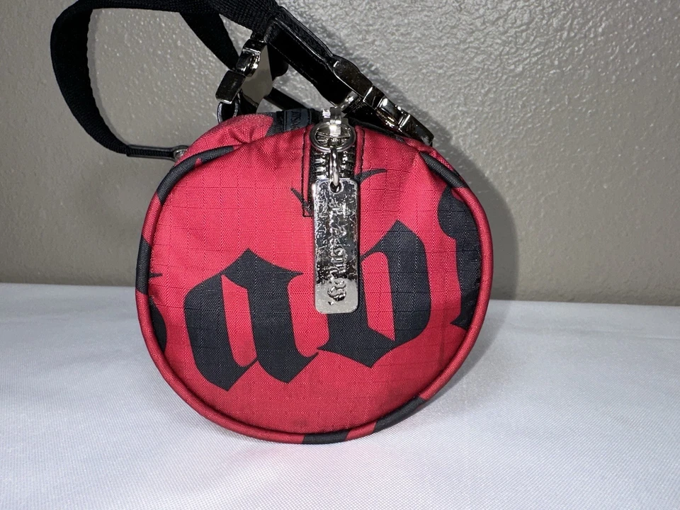 LeSportSac L.A.M.B. Mini Bolso Barril Bebé Pequeño Rojo Gwen Stefani Y2K Angel Demi Foto 4 de 4