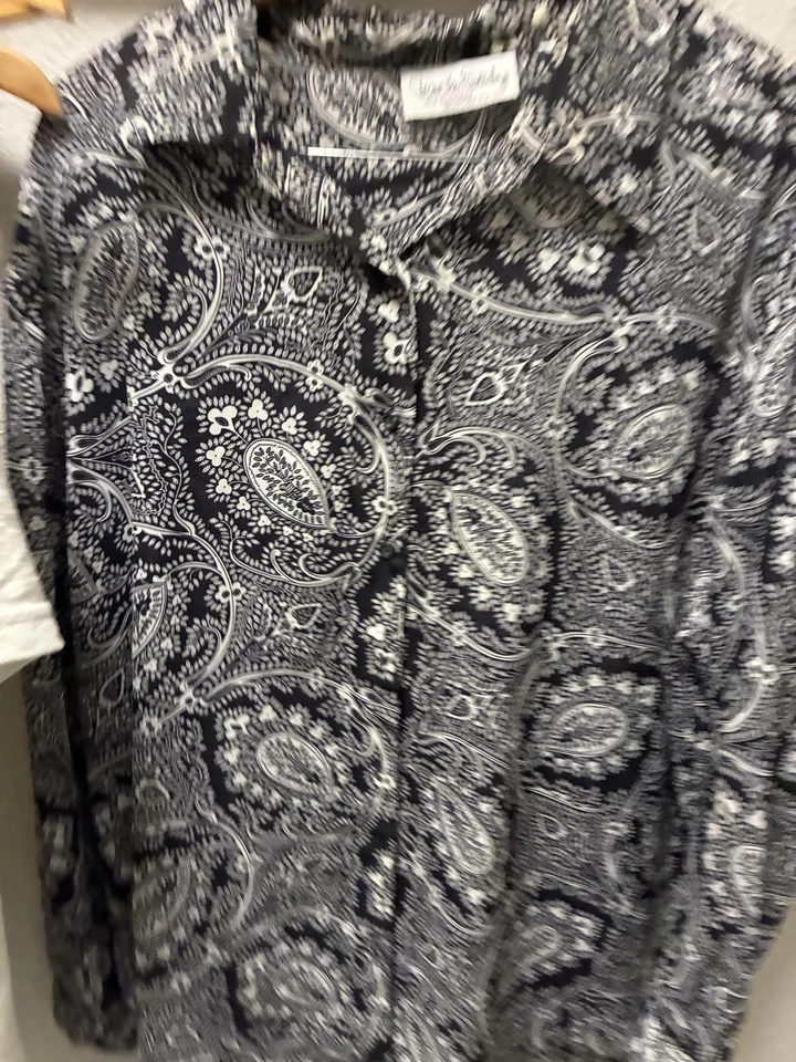 Blusa con botones Diane Von Furstenberg cachemira blanca y negra - talla 2X / 3X Foto 3 de 4