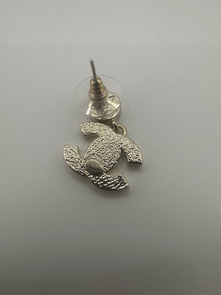 Pendientes Chanel esmalte negro y oro Foto 4 de 4