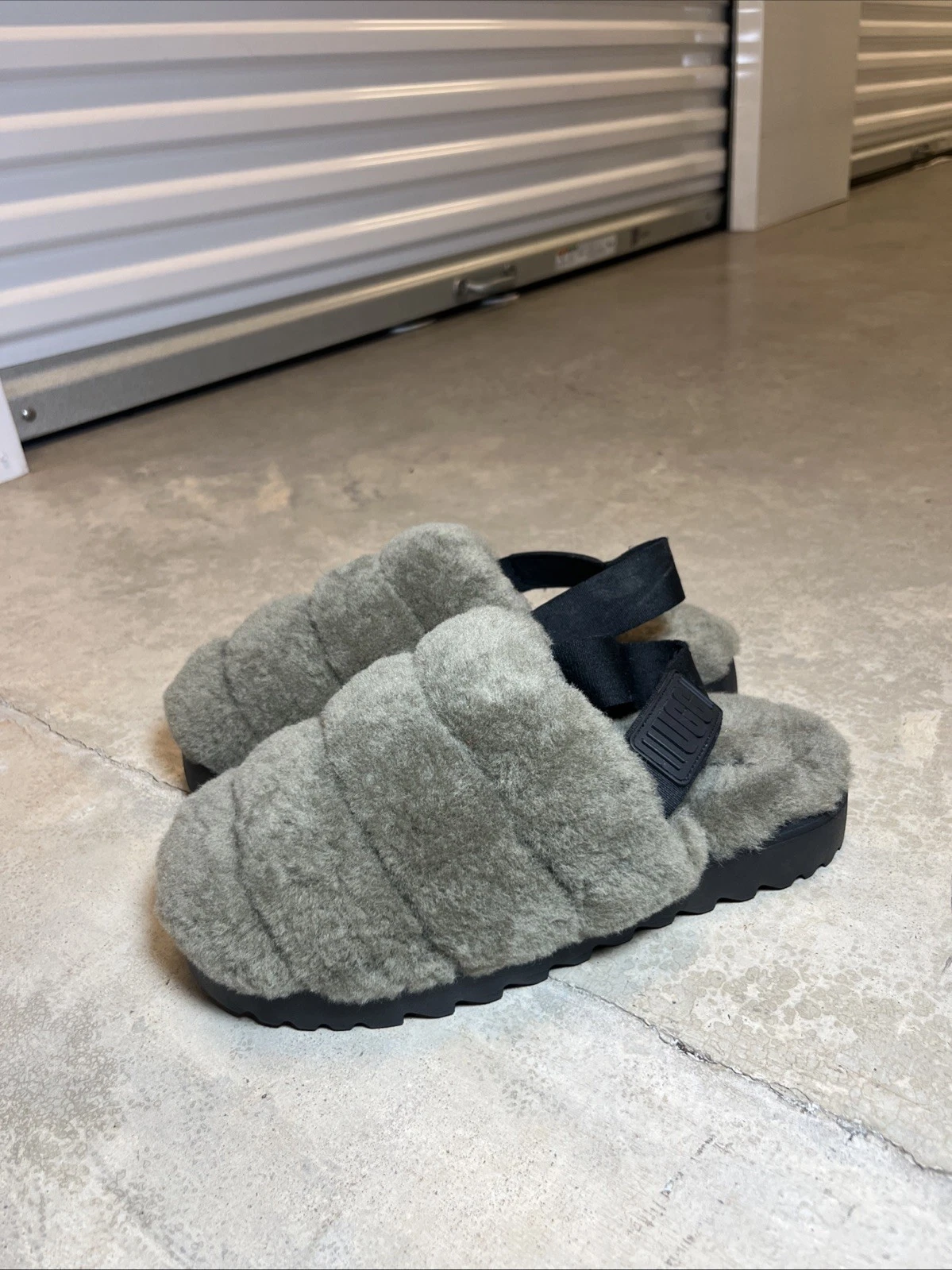 Scarpe Donna UGG 1121751 Morbide Super Fluff Ciabatte Logo Cinturino Grigio Tg 9