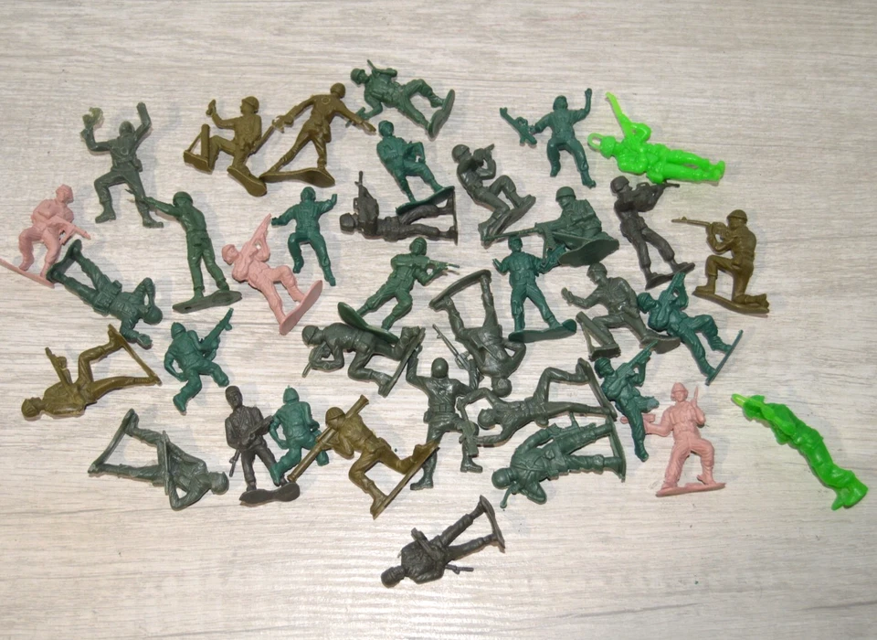 Lote grande de plástico verde vintage del ejército para hombres ~100 años 80 hecho en China Foto 4 de 4