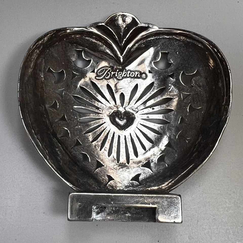 Cubierta de luz nocturna Brighton en forma de corazón tono plateado detalles de filigrana de metal Foto 3 de 4