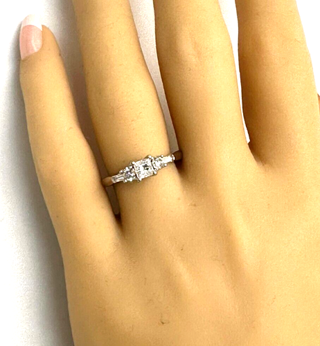 Elegant 18ct White Gold Princess Cut Diamond Engagement Ring - Picture 13 of 15