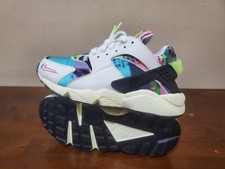 NEW WOMEN'S Nike AIR HUARACHE SE SZ 6