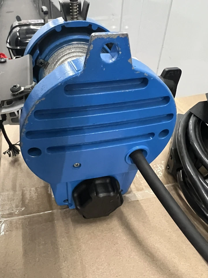 Arri 300W Fresnel with Barndoors and Bulb - Image 2 of 4