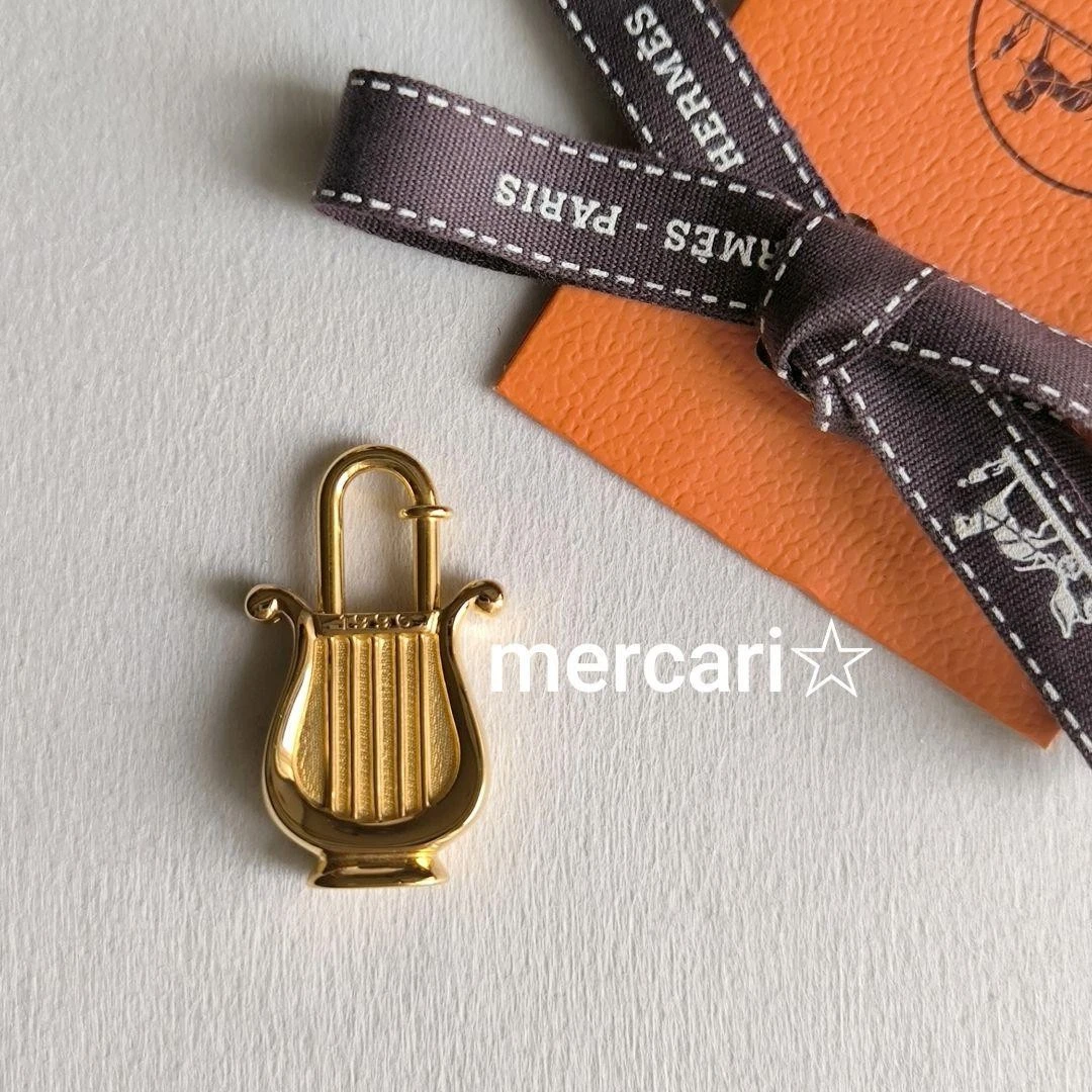 HERMÈS Portachiavi Hermes Placca Oro Rame Lira Lucchetto 1996 Anno Musicale Charm 1 5 Pollici