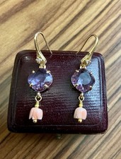 AMÉTHYSTE , CORAIL ROSE SCULPTÉ , PLAQUÉ OR, ANCIENNES BOUCLES D’OREILLES